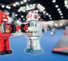 Zwei Roboter in einer Messehalle