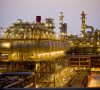 Beleuchtete Chemieanlage in der Abenddämmerung von Katar in der Gas in flüssigen Kraftstoff umgewandelt wird