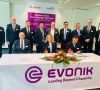 Vertreter von Evonik und Fuhua unterschreiben in Hanau einen Lizenzvertrag für eine Wasserstoffperoxid-Anlage mit Evonik-Technologie; Anlagenbau, Photovoltaik, Solarenergie, China, Solarmodule