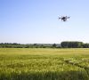 Drohne über einem Feld