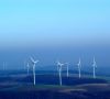 Windräder auf Hügeln vor blauem Himmel; PFAS-Verbot, Bundesverband mittelständische Wirtschaft, BVMW, Verband Deutscher Ingenieure, VDI, Halbleiterindustrie, Elektronikbranche, erneuerbare Energien