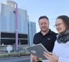Data-Science-Experte Frank Mollard und Betriebsassistentin Jasmin Krimm von Infraserv Höchst vor einem Rückkühlwerk im Industriepark Höchst