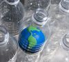 Weltkugel in Plastikflasche - Die Welt braucht effizientes Kunststoff-Recycling