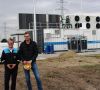 Simon Brinkmann und Tim Brandt (v.l.) vor dem Neubau der Elektrolyse-Anlage im Covestro Industriepark Brunsbüttel.