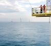 Zwei Arbeiter in einem Offshore-Windpark in der Nordsee.