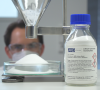 Lithiumhydroxid in Schottflasche im Labor