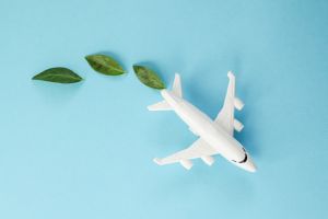 Flugzeug, das mit nachhaltigen Flugkraftstoffen fliegt