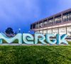 Merck-Logo vor der Firmenzentrale in Darmstadt