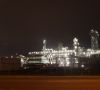 Shell-Raffinerie in Rotterdam bei Nacht