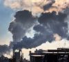 Emissionsfahnen über Industrieschornsteinen