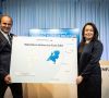 Die Vorstandsvorsitzenden von BASF und Vattenfall Dr. Martin Brudermüller und Anna Borg zeigen, wo sich der geplante Windpark befinden wird. Bild BASF.jpg