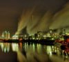 Industriepark bei Nacht, vom Fluss aus fotografiert