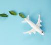 Flugzeug, das mit nachhaltigen Flugkraftstoffen fliegt