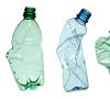 Vier leere, zerdrückte Kunststoffflaschen;