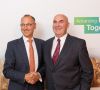 Die CEOs von Bayer und Monsanto, Werner Baumann und Hugh Grant nach der Vertragsunterzeichnung. Mit Abschluss der Fusion wird Grant das Unternehmen verlassen.