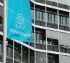 Thyssenkrupp-Firmenlogo auf Flagge vor Firmengebäude