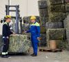 Bevor Kunststoff-Abfälle zu Pyrolyseöl verarbeitet werden, werden sie geschreddert, wie hier im Rahmen des Chemcycling-Projekts in einer Anlage in Dänemark.