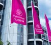 Firmenlogo von Thyssenkrupp Nucera auf Flaggen vor Firmengebäude