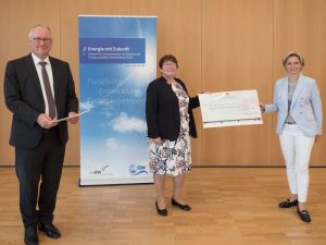 Wirtschaftsministerin Dr. Nicole Hoffmeister-Kraut übergab den Förderbescheid über 870.000 Euro. (Bild: ZSW)